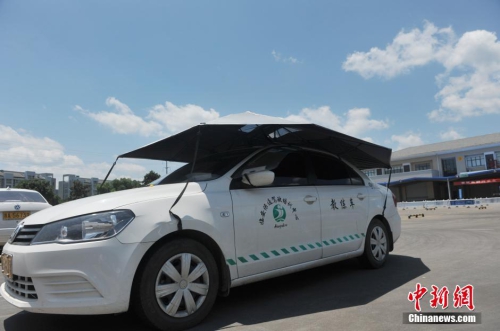 杭州一駕?，F(xiàn)遮陽(yáng)新招 教練車(chē)車(chē)頂撐傘