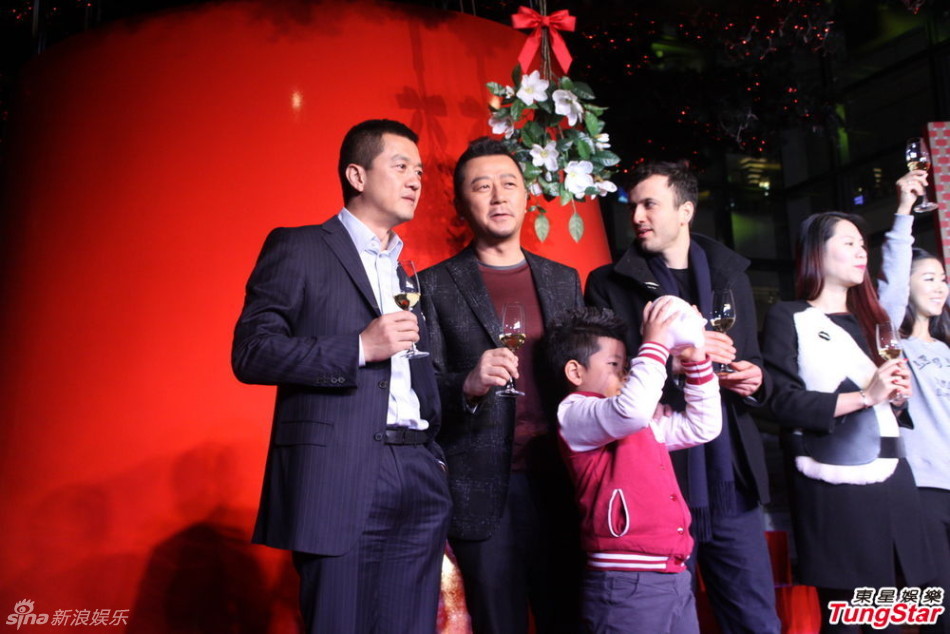 李亞鵬、郭濤父子相活動