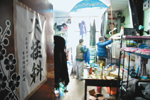 寢室門上的招貼表達了學生們的愿望，其實不逃課、少逃課才是不掛科的保證