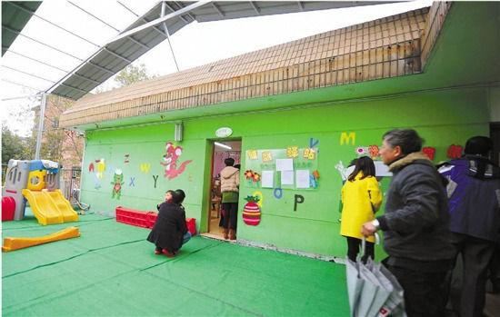 因為怕裝修后的氣味影響孩子的健康，包括小葉在內(nèi)，很多家長找到園方，要求換教室.