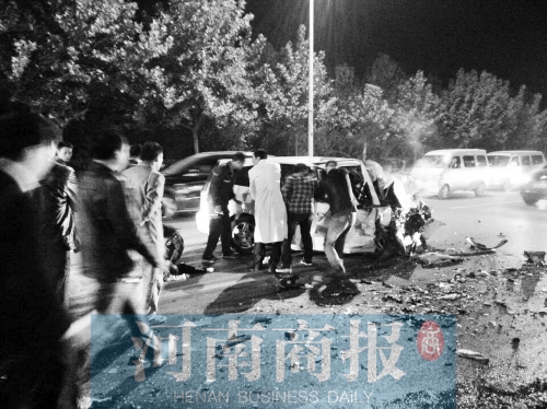 慘劇現(xiàn)場(chǎng)，眾人紛紛上前施救，有人拉住變形的車門，為傷者爭(zhēng)取救援時(shí)間