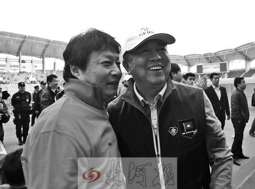 比賽結(jié)束后，老胡熱情擁抱老唐。
