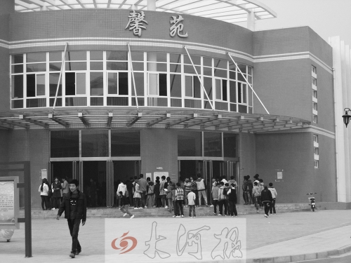 學(xué)生們排隊(duì)進(jìn)入食堂就餐，對(duì)于統(tǒng)一15元的收費(fèi)標(biāo)準(zhǔn)，不少學(xué)生和家長(zhǎng)很不理解。