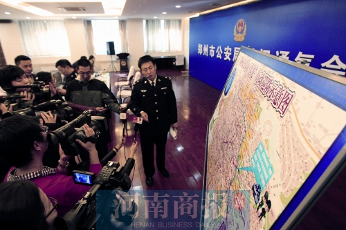 警方負(fù)責(zé)人向媒體介紹戰(zhàn)果，左上圖為警方繳獲的犯罪嫌疑人作案工具 記者 王春勝/圖