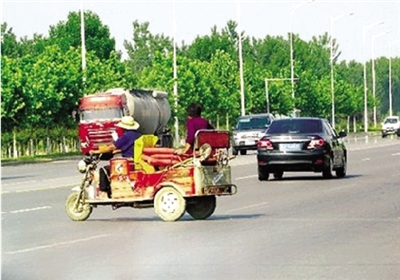 由于沒有硬隔離，鄭開大道上經(jīng)常出現(xiàn)機(jī)動車橫穿馬路的現(xiàn)象