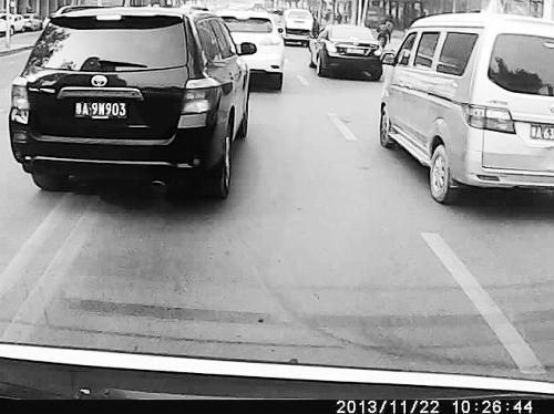 這輛黑色車輛不避讓執(zhí)行緊急任務(wù)的救護(hù)車，并壓著雙黃線變更車道。唐韜/圖