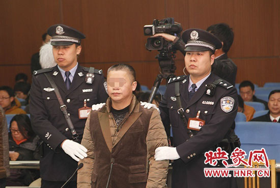 被告人被法警帶上法庭時，身上沒有戒具，也沒有剃光頭。（圖片來源于微博@豫法陽光）