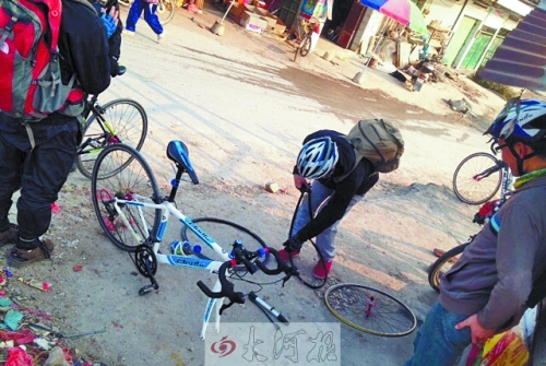 運氣不好，十分鐘被扎了兩次胎，只能自己修車。