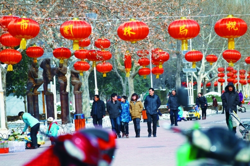 昨天，鄭州市文博廣場上已掛起了燈籠。