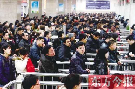 鄭州火車站迎來節(jié)后最后一波客流高峰。昨日，售票廳內(nèi)人頭攢動(dòng)