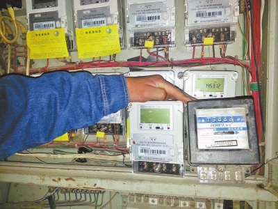 　跟智能電表（左）相比，老式機(jī)械電表（右）就像個“老古董”。