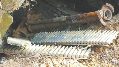 新縣村民掃墓時發(fā)現(xiàn)"軍火庫" 有機(jī)槍、迫擊炮等重武器