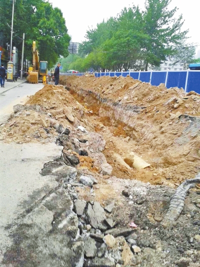 文化路大修改造工程，目前西半幅圍擋已基本鋪設(shè)到位。