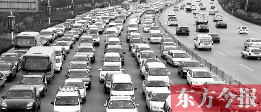 21日，鄭州市中州大道，大量擁堵的汽車將寬寬的道路變成“停車場(chǎng)”