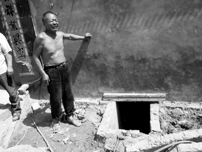 周口多名村民下化糞池?fù)剖謾C被熏倒 2死3傷