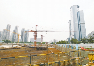 中州大道與金水東路東北角，正在建一座大型停車場(chǎng)。