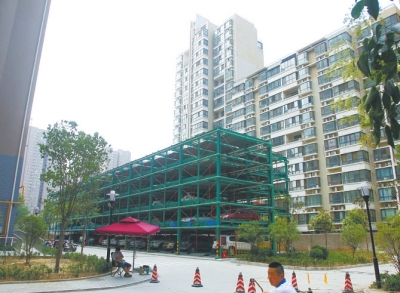 商城路與英協(xié)路交叉口附近的濱河綠苑小區(qū)內(nèi)，剛剛建好一個(gè)立體停車場(chǎng)。