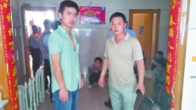 在吳文舉老師的幫助下，王強(qiáng)強(qiáng)（左）從傳銷窩點(diǎn)成功脫險(xiǎn)。