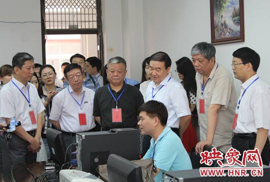 在評卷質(zhì)檢組,工作人員介紹說,今年有四級質(zhì)檢(即小組質(zhì)檢、題組質(zhì)檢、學(xué)科質(zhì)檢、省質(zhì)檢),確保嚴把質(zhì)量