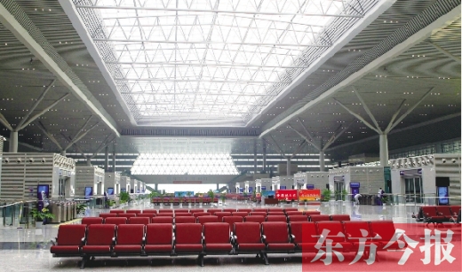 鄭州東站寬敞的候車大廳。未來(lái),鄭州南站建成后,規(guī)模將遠(yuǎn)高于鄭州東站