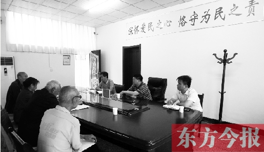 6月16日，幾位蘭考市民在向縣委副書(shū)記毛衛(wèi)豐反映問(wèn)題。