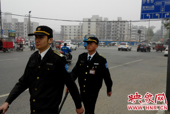 每天，老王的工作就是在火車站附近巡邏