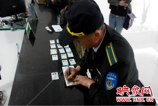 撿到的身份證，巡防隊(duì)員通常是自費(fèi)郵寄給失主。