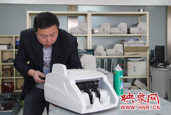 陸涌每天的工作就是和機器“談心”、發(fā)現(xiàn)故障、修好它們。