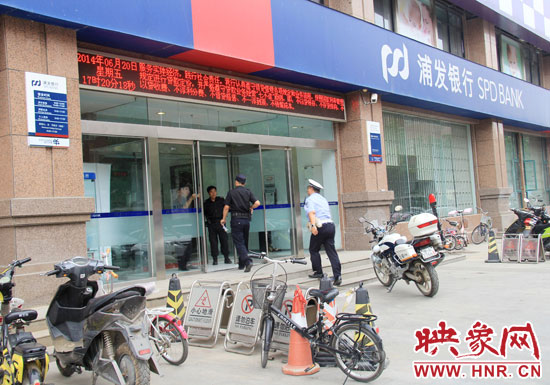 民警趕到現(xiàn)場了解情況。