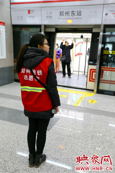在前期的志愿工作中鄭州地鐵主要與市各大高校合作組建志愿者服務(wù)隊(duì)。