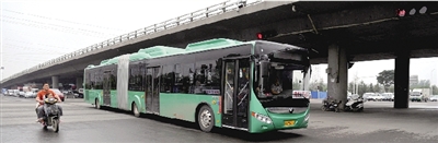 昨日上午，一輛B3快速公交測試車行駛在西三環(huán)的線路上。