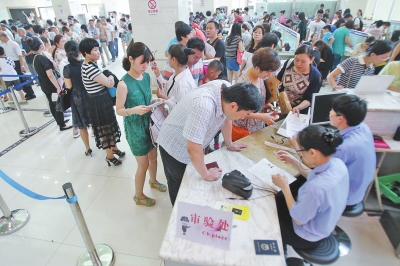 6月30日上午9時20分，鄭州市公安局出入境管理處辦事大廳內(nèi)擠滿前來辦理護照、簽證的群眾。