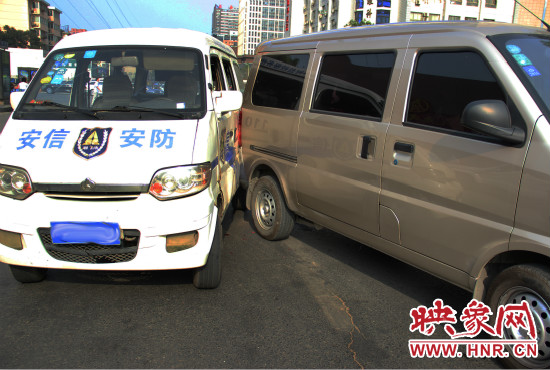 兩輛面包車也被牽連。