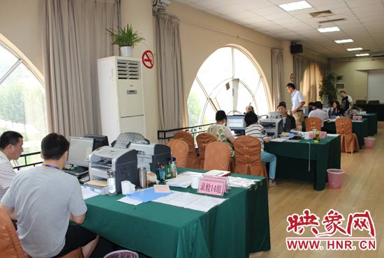高招錄取現(xiàn)場(chǎng)錄檢組工作人員正在緊張工作中。