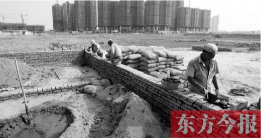 7月8日，鄭州市銀鶯路南端，一處新建的小學和中學剛剛開始動工