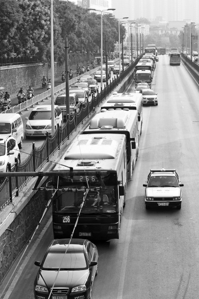 大量的機(jī)動(dòng)車由京廣路向北前行，右拐后涌上中原路地下道。