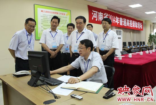 副省長徐濟超在高招錄取現場聽取工作人員匯報。