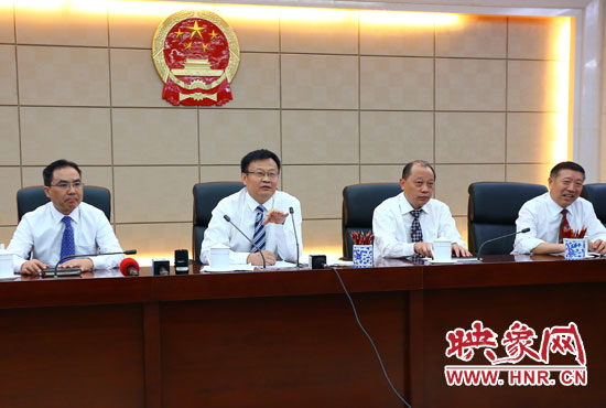 專題詢問會(huì)結(jié)束后，省人大組織召開記者提問會(huì)。