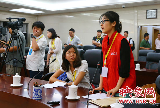 映象網(wǎng)記者就網(wǎng)友關(guān)心熱點(diǎn)問題向省教育廳副廳長尹洪斌提問。
