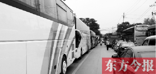昨日，只能由東向西單行的鄭州市城南路上，闖進(jìn)了由西向東行駛的大巴車，造成嚴(yán)重交通擁堵