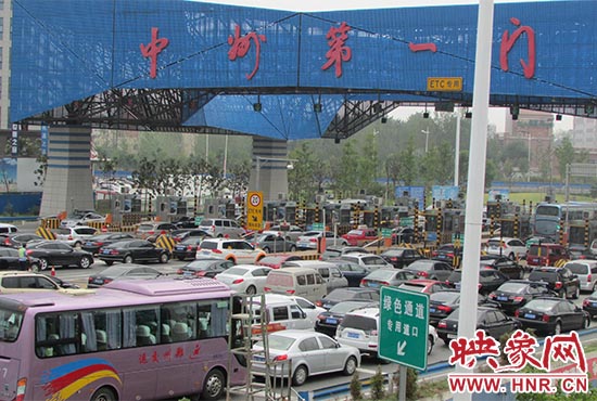 鄭州機(jī)場收費(fèi)站口（中州第一門）車輛排隊(duì)擁堵情況嚴(yán)重。