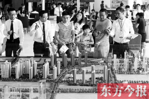 昨天上午，在鄭州市區(qū)一售樓部內(nèi)，看房的顧客比平時(shí)多了不少