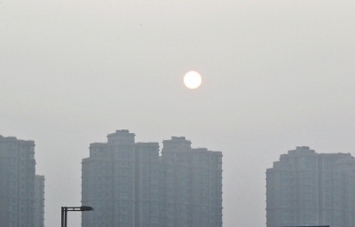 昨天，鄭州市區(qū)，霧霾遮擋的太陽像個月亮。