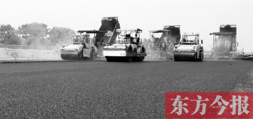 鄭州通航試驗(yàn)區(qū)上街機(jī)場(chǎng)的改擴(kuò)建工程正在緊張施工，寬闊的跑道已經(jīng)基本竣工