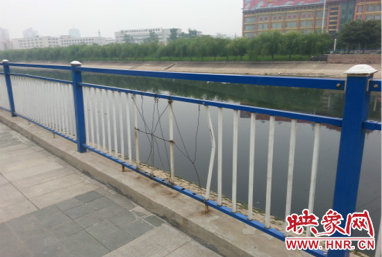 公園內(nèi)多個(gè)護(hù)欄中間的鋼筋條不翼而飛，僅僅是用幾根細(xì)細(xì)鐵絲纏住。