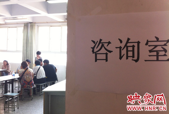 在金水區(qū)教體局設立的“復議”現(xiàn)場，家長們提出了各式各樣的問題。