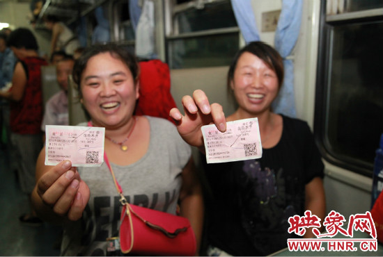 進(jìn)疆棉農(nóng)展示前往烏魯木齊的車票。