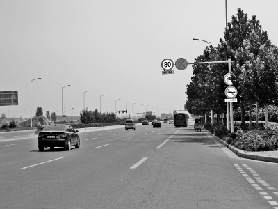 走訪鄭開(kāi)大道，記者發(fā)現(xiàn)路上的限速標(biāo)志已明顯減少。