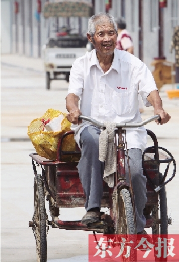 83歲的胡新有老人每天下午都騎著三輪車出門撿廢品，換的錢都捐了出去