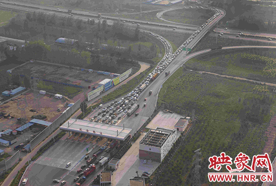 圖為鄭州環(huán)城高速航海路上下口，已經(jīng)出現(xiàn)車輛排隊情況。